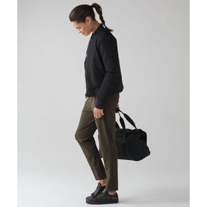Lululemon On the fly dark olive 4 28” full on lux